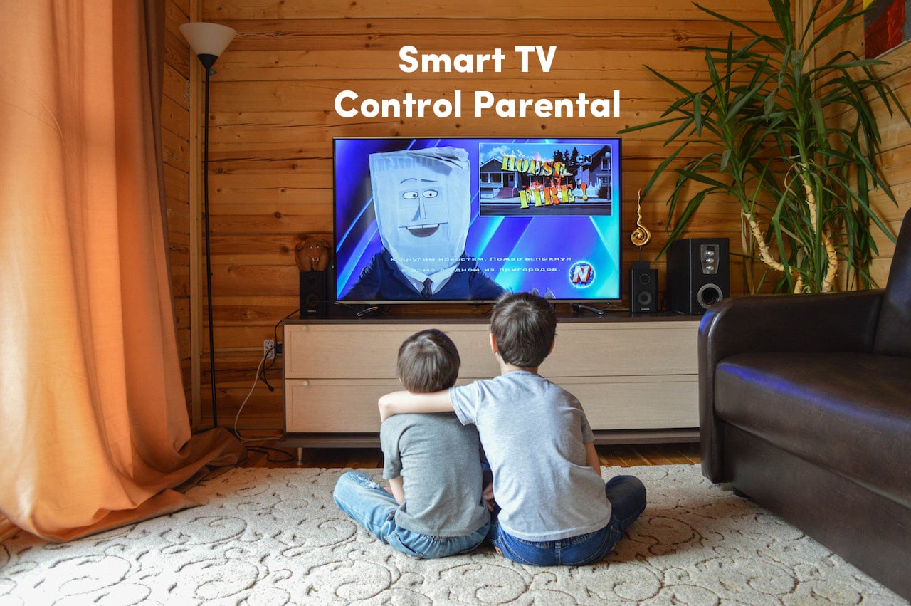 dos niños sentados en el suelo viendo animados en un smart TV con el control parental activado