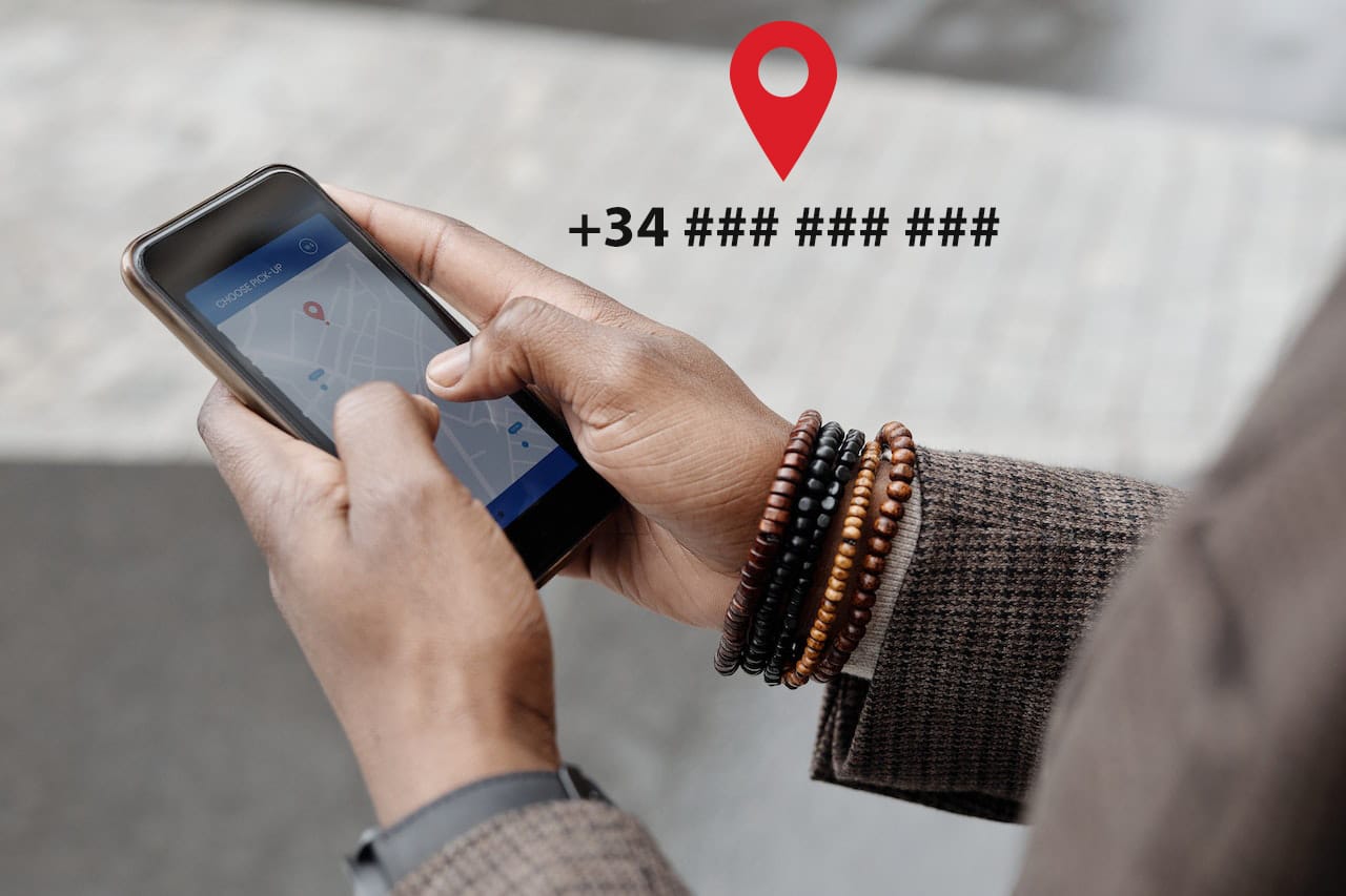 manos sosteniendo un teléfono móvil que está usando la aplicación de Google Maps para ubicar u número celular