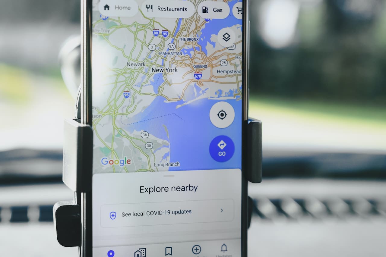 teléfono móvil con Google Maps siendo usado para seguir la ruta de la ubicación de otro dispositivo