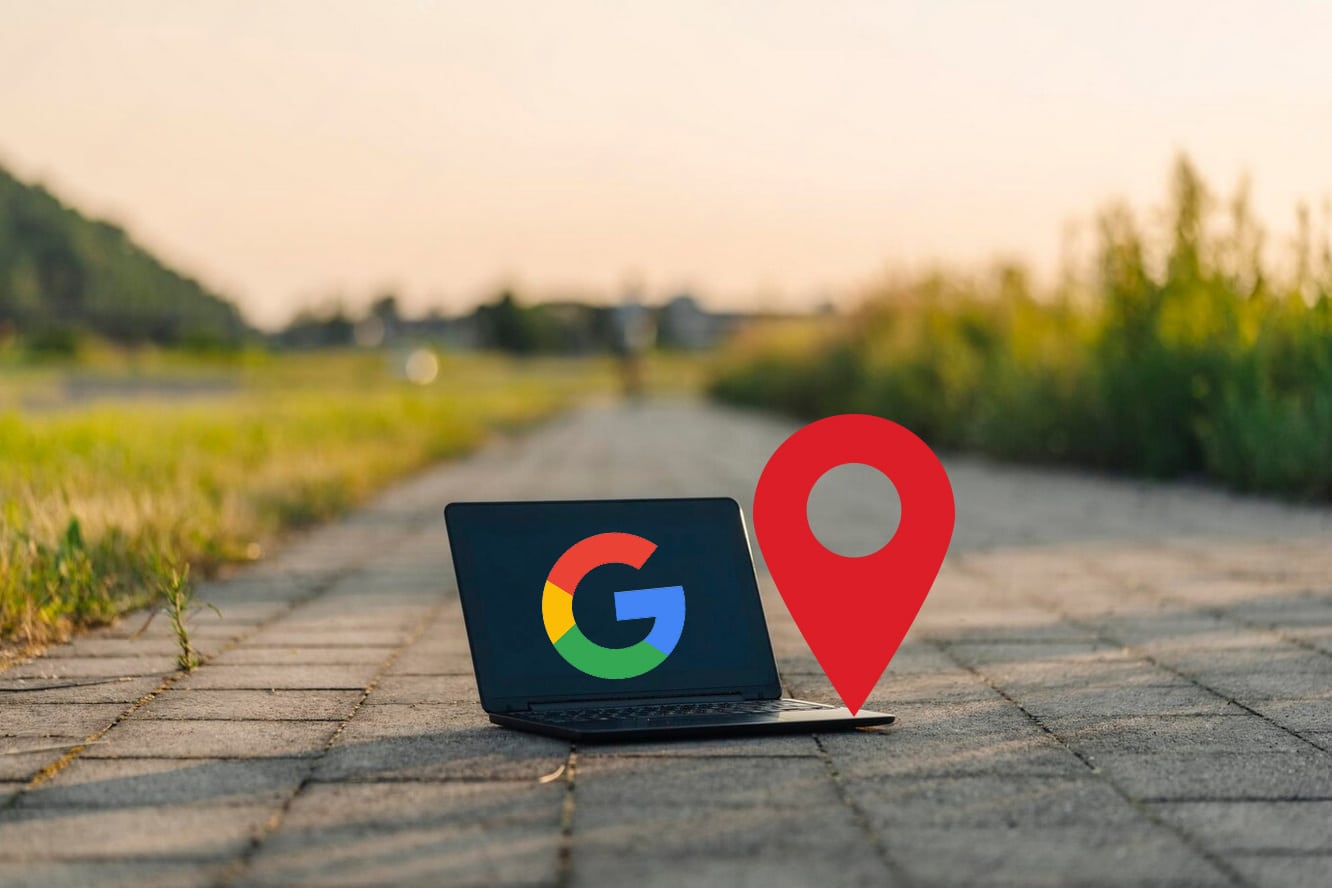 laptop perdida en la calle con un símbolo de ubicación ya que está siendo rastreada a través de Google